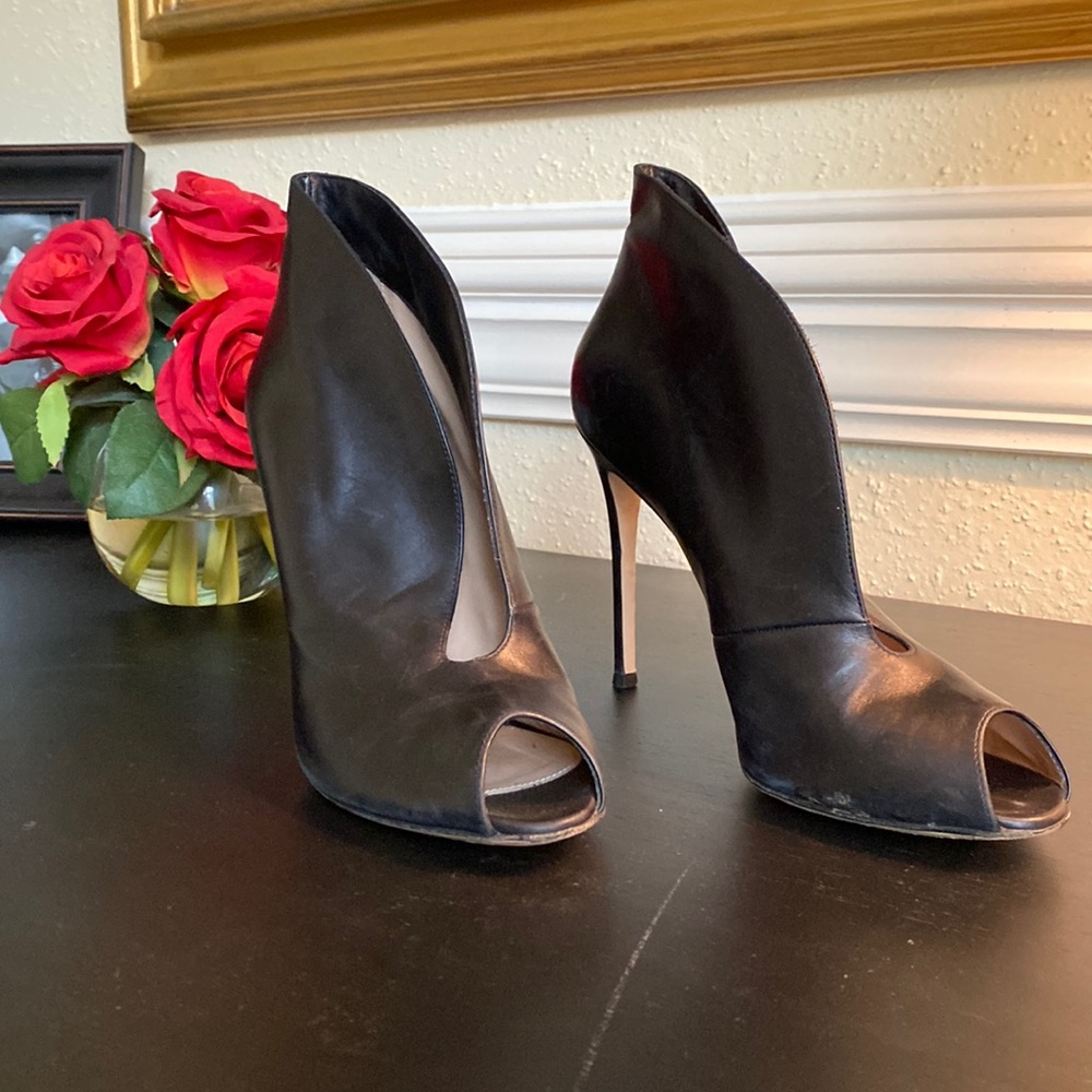 Black Gianvito Rossi heels. Size 41 which I think = 10.5.